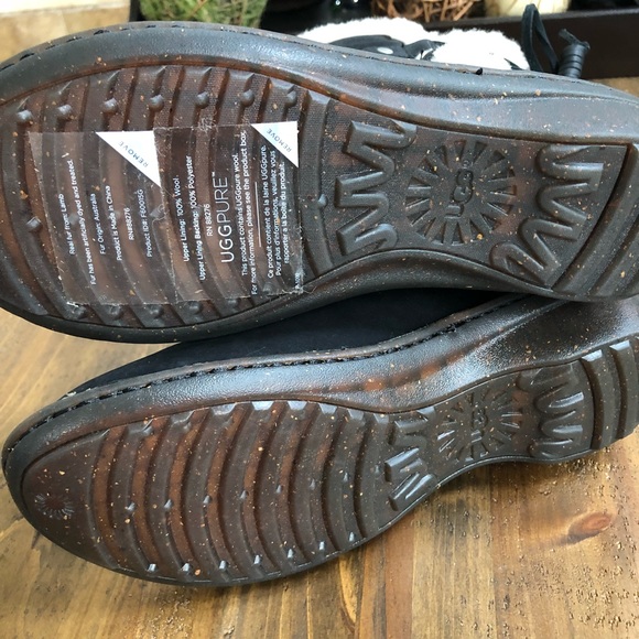 UGG Akadia black boot these are tts PRICE IS FIRM - Picture 5 of 6